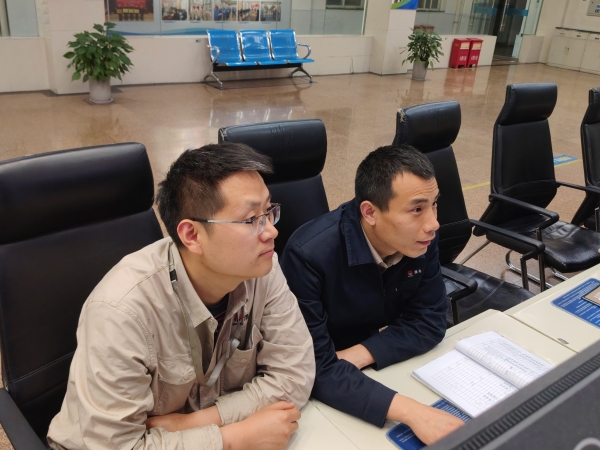 031780449132159572.jpg 岗位技能学习讨论中.jpg