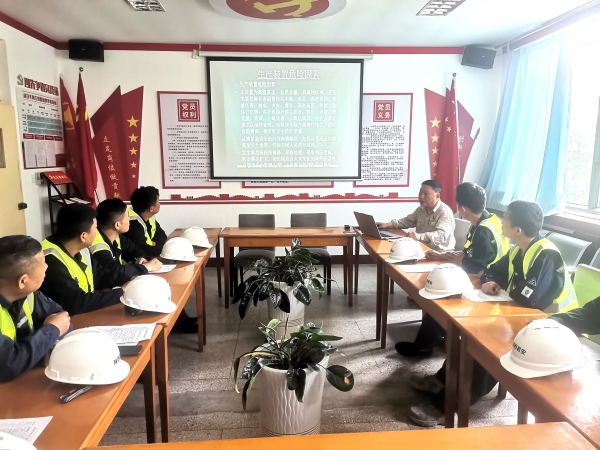 051780623636196996.jpg 焦路秦给外协人员培训.jpg
