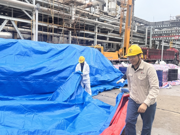 081780884318163427.jpg 工艺人员盖催化剂,防止受潮.jpg