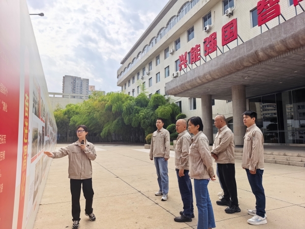 081780886854201041.jpg 6月6日,讲解员给制气车间党员青年职工讲解建厂故事。.jpg
