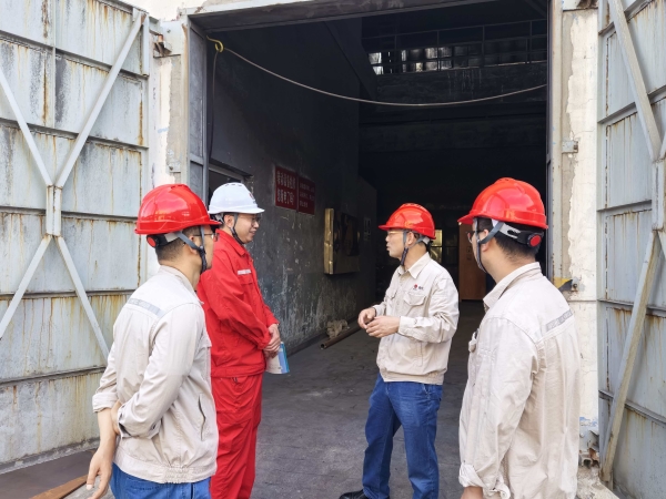 101781051434941691.jpg 马总参与现场安全专项检查并与专家现场交流探讨.jpg