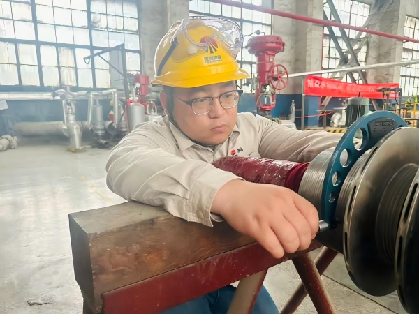101781056104902822.jpg 李康在测量轴距.jpg