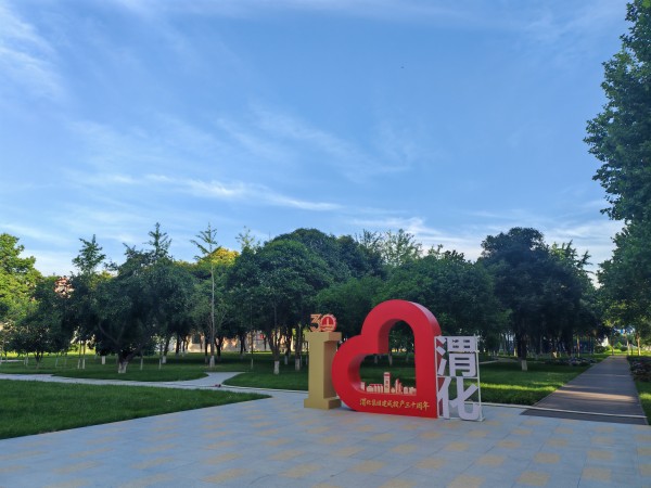 181781746265134279.jpg 图1 纪念雕像图片.jpg