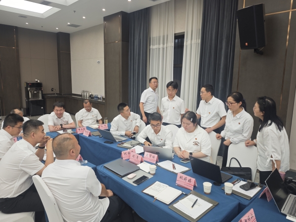 021782954385301797.jpg 我有幸参加第二期党支部书记素质能力提升培训班,晚间和大家方案讨论中.jpg