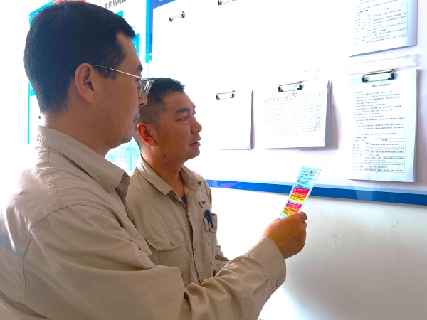 101783645265445631.jpg 7月7日,计控电仪部职工在学习“手指口述”相关文件内容.jpg