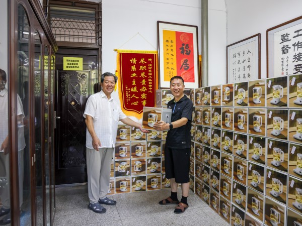 031785717210883970.jpg 慰问品发放照.jpg