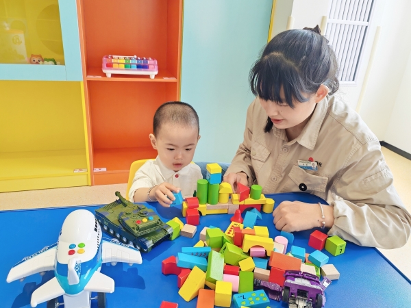 061786007122206003.jpg 8月3日,上夜班前我陪孩子在母婴室玩积木。.jpg