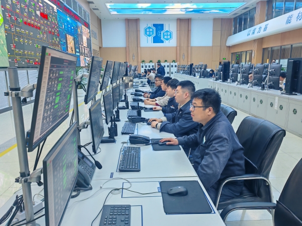 8月12日，中控监盘查看风机运行参数。.jpg