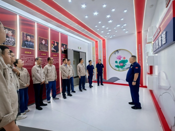参观廉洁警示教育馆.jpg