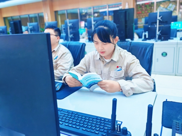 081788831618571001.jpg 9月2日,利用间隙时间学习这本汇编。.jpg