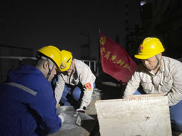 081788848382115493.jpg 队员缠绕不同规格的滤料.jpg