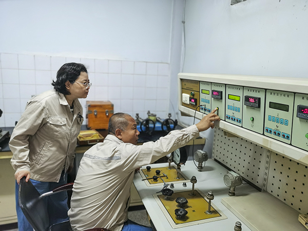 081788850664182109.jpg 9.6在压力检定间老师傅姜永波指导组员进行压力表检定.jpg
