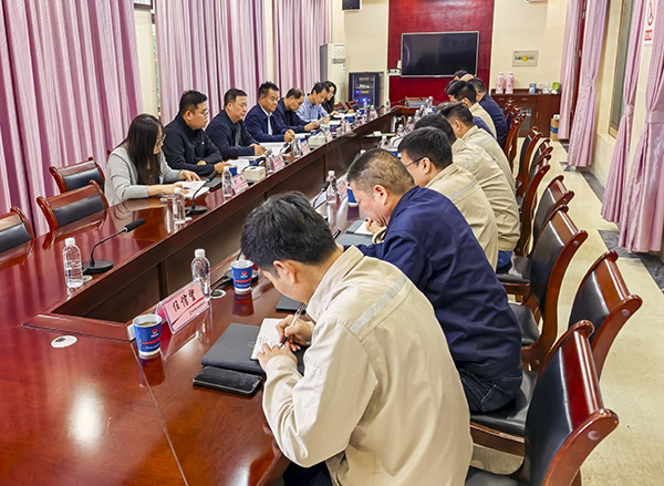 201792492830107480.jpg 听取汇报.jpg